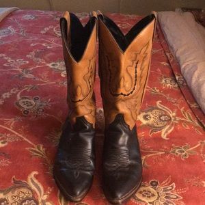 Ladies Justin Cowboy boots. Size 7B.